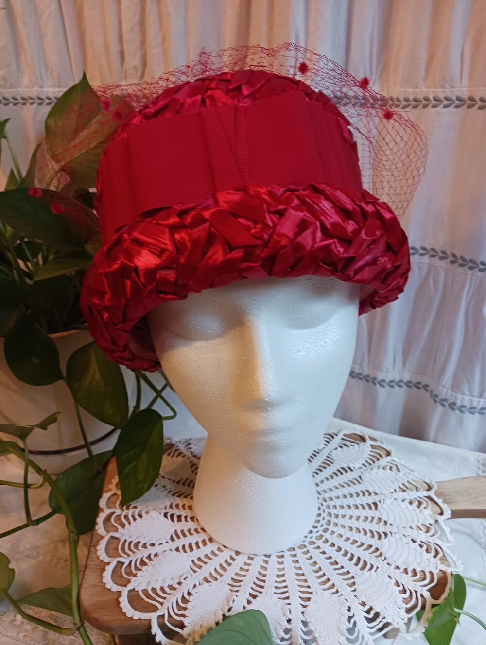 Vintage 60s Kutz Union Made Jaunty Bright Red Straw Hat Flat Bow Classy Timeless